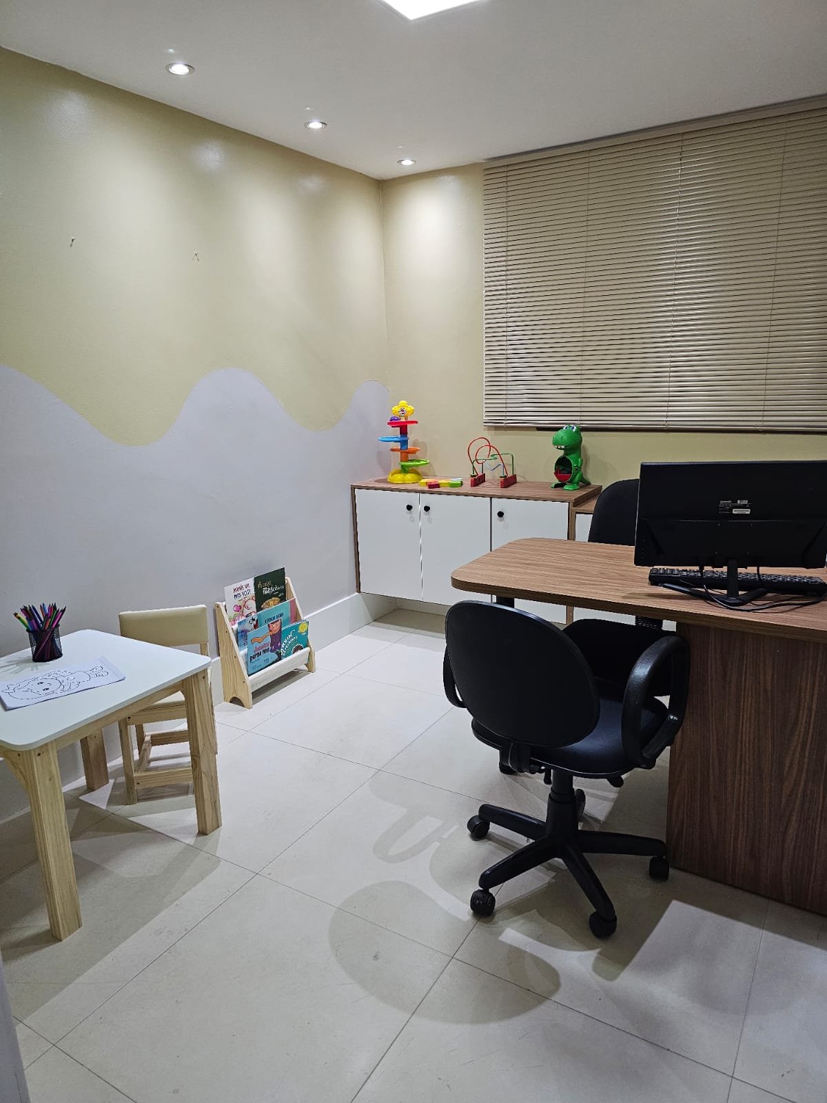 Sala infantil da Diamante Clinic com mobiliário e materiais para crianças